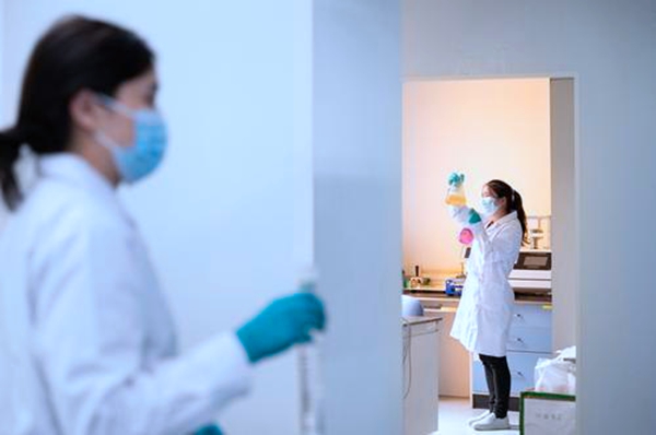 10月29日，位于江北區的登康口腔，研發人員在進行口腔護理用品基礎研究。記者 張錦輝 攝/視覺重慶