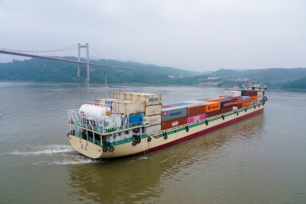 長江首艘130型LNG單一燃料動力集裝箱船，民生集團“民范”輪開啟重慶至太倉綠色首航。受訪企業供圖