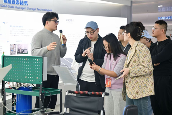 科研人員向媒體一行介紹鎂基固態儲氫技術。主辦方供圖