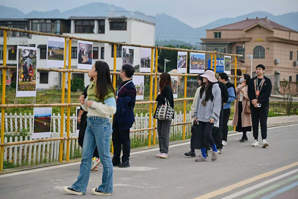 采訪團調研路上。主辦方供圖