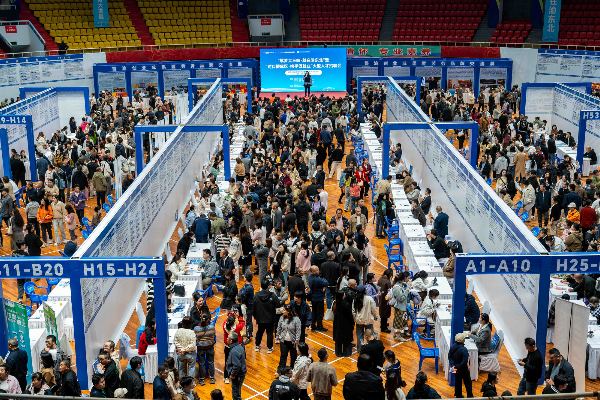 招聘會人流如織。黃建樺攝