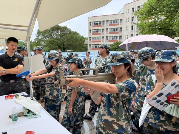 區科協聯合數字國防軍事體驗中心搭建沉浸式國防教育展臺，學生們體驗模擬軍事裝備。受訪者供圖