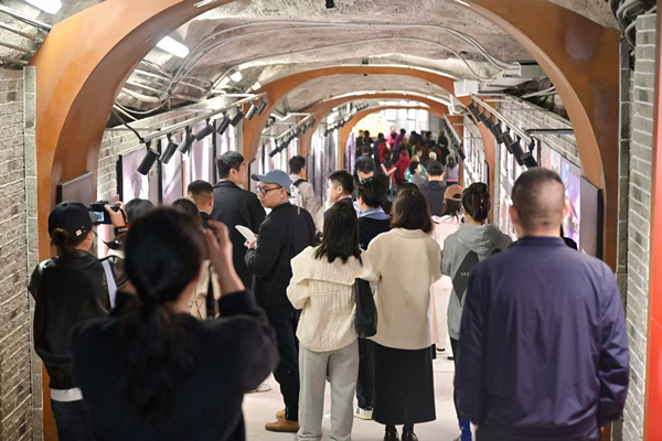 “青春華章·青春紅巖”網絡主題宣傳活動走進重慶大學防空洞。主辦方供圖