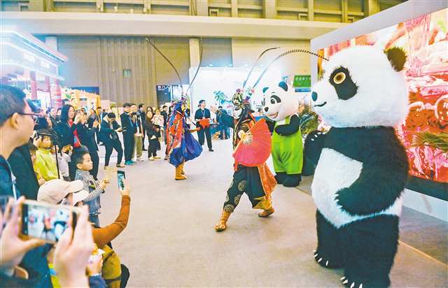 圖為市民們正在觀看川劇變臉表演。