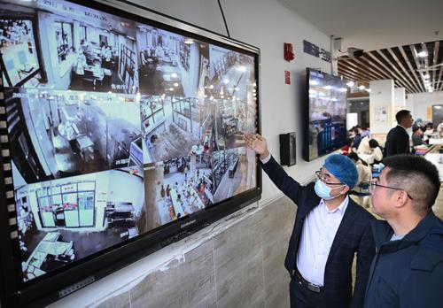 10月29日，位于兩江新區的兩江育才中學校食堂，學校工作人員和膳食委員會成員通過攝像頭查看售賣廳、庫房、冰箱區等區域的實時畫面。記者 張錦輝 攝/視覺重慶