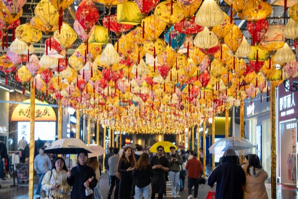 重慶熙街夜間消費場景。重慶熙街供圖