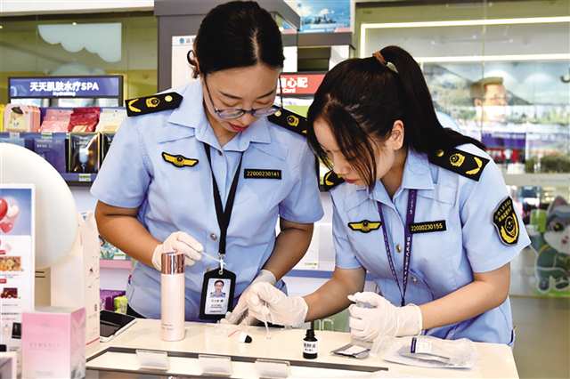 執法人員開展化妝品快速檢測。圖片由市藥監局提供