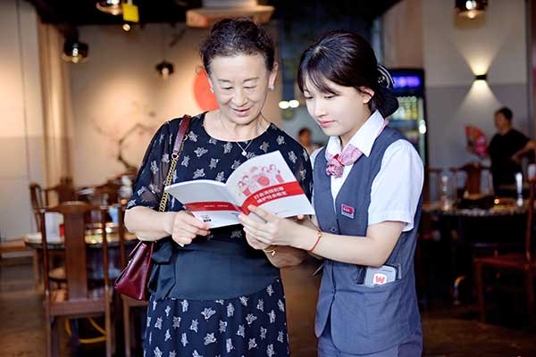 金融教育進羅漢寺社區。廣發銀行重慶分行供圖