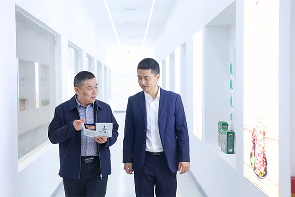 農行工作人員現場了解企業產品結構。向詩佳攝