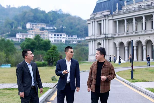 農行團隊進行專項對接。向詩佳攝