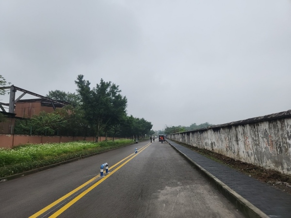 隆鑫三號門支路整治后寬敞明亮。周琴攝