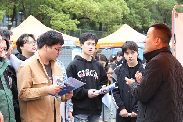 企業與人才面對面交流。劉輝攝