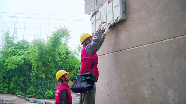 電力人員檢查村民電表。國網重慶永川供電公司供圖