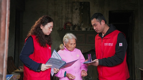 志愿者宣傳反詐知識。國網重慶永川供電公司供圖