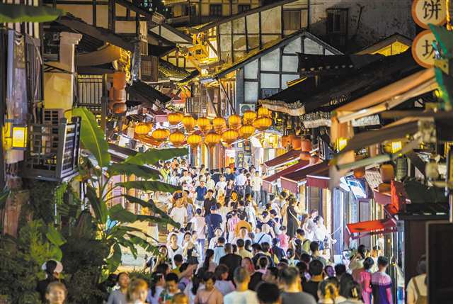燈火通明、夜色絢麗的磁器口古鎮，吸引了眾多游客。特約攝影 孫凱芳/視覺重慶