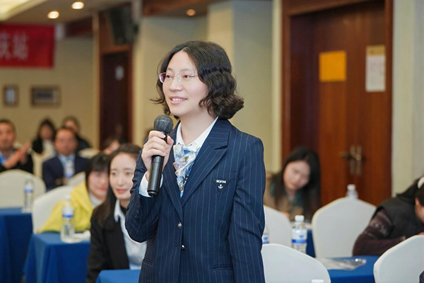 馮勝輝發言。重慶南坪愛爾眼科醫院供圖