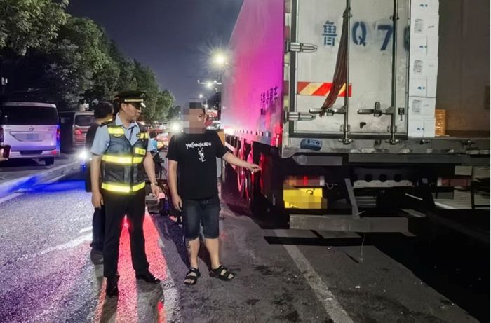 交通執法人員查獲張某某違法行為。重慶交通執法供圖