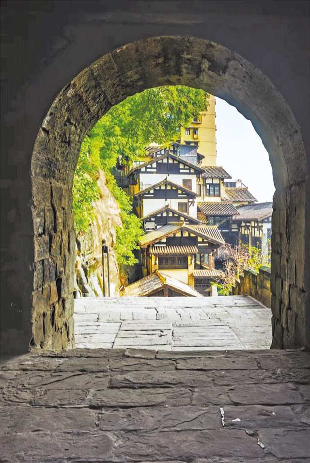 修繕后的東水門與東水門商業街融為一體。記者 左黎韻 攝\視覺重慶