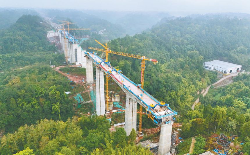 11月4日，成渝中線高鐵重慶段的全線控制性工程——一碗水雙線特大橋連續梁順利合龍。（受訪單位供圖）