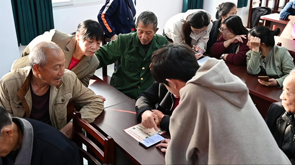 志愿者手把手教老人們使用AI。秦榛攝