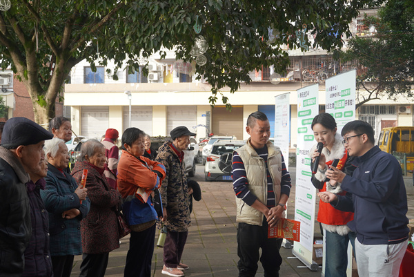 線下推廣。秦榛攝