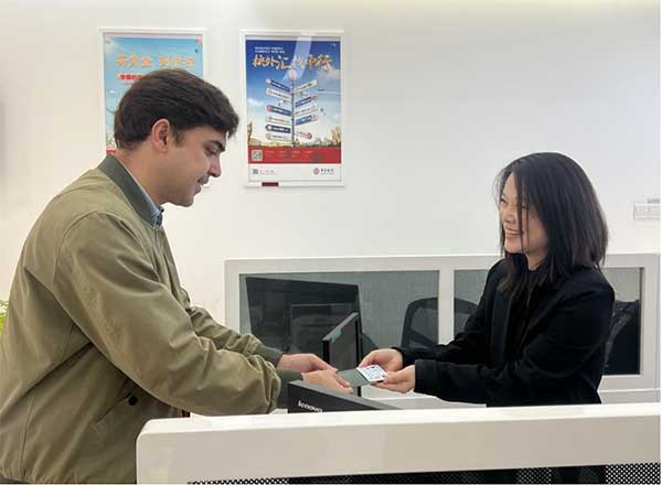 辦理外籍人才社?？?。中國銀行重慶市分行供圖