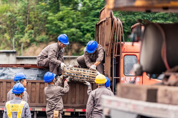 電力人員安裝、調試設備。國網重慶永川供電公司供圖