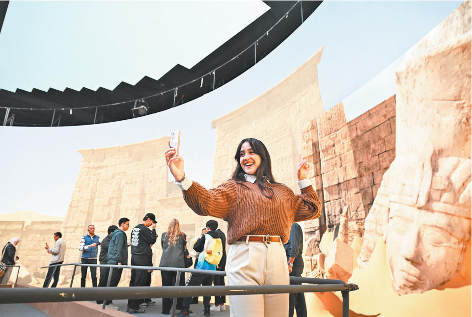 11月6日，西部科技影視城，中阿媒體采風活動參訪團嘉賓感受影視科技的魅力。記者 羅斌 攝/視覺重慶