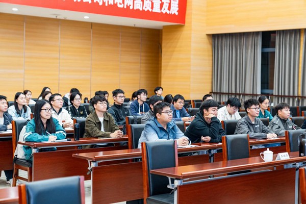 夜?，F場大家專心聽講。國網重慶永川供電公司供圖