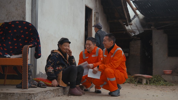 駐村工作隊走訪村民家，了解村情民情。國家管網集團西南管道公司重慶輸油氣分公司供圖